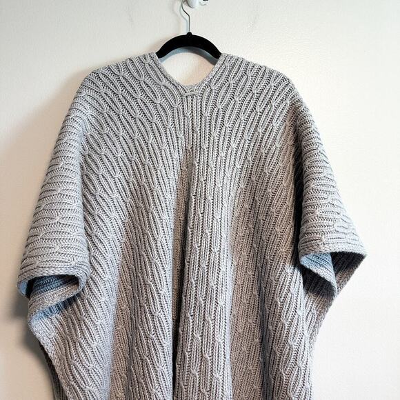 Michael Kors Gray Cable Knit Chunky Oversized Poncho Shawl Size OS - Picture 8 of 10